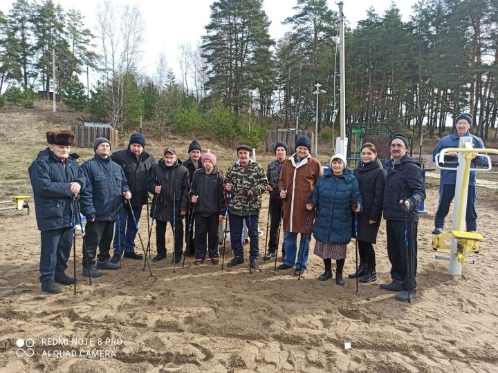 Подопечные Спасского дома-интерната занимаются скандинавской ходьбой