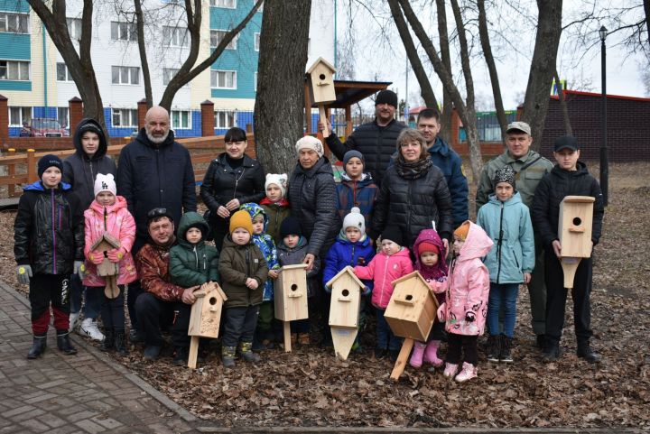 Юные спассцы подарили птицам новые дома