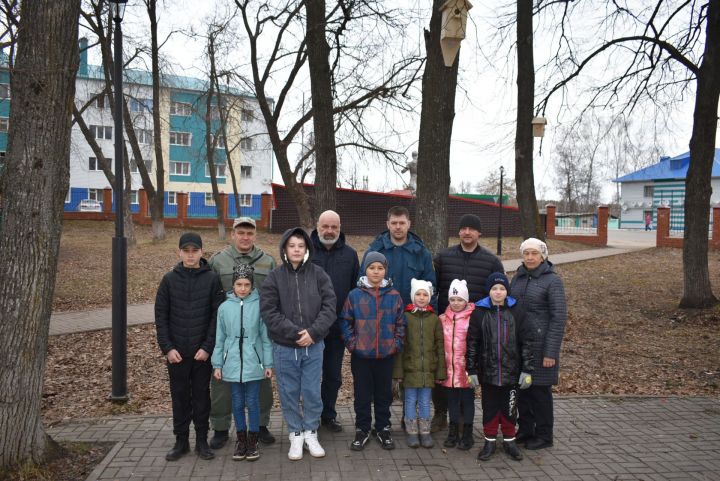 Юные спассцы подарили птицам новые дома