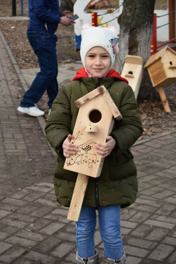 Юные спассцы подарили птицам новые дома