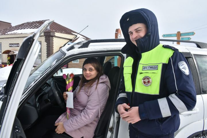 Сотрудники ГИБДД по Спасскому району поздравили автоледи с 8 Марта