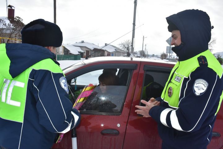 Сотрудники ГИБДД по Спасскому району поздравили автоледи с 8 Марта