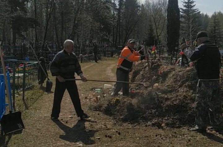 Горожане среагировали на сваленный на могилы мусор