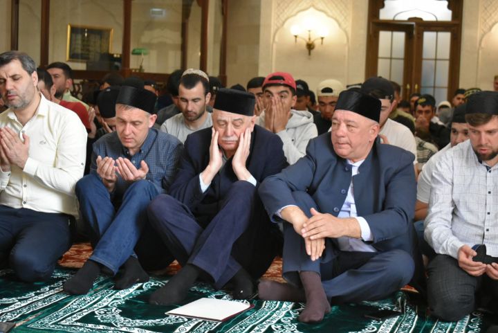 Болгарның Ак мәчетендә изге Рамазан ае тәмамлану уңаеннан иртәнге бәйрәм намазы узды