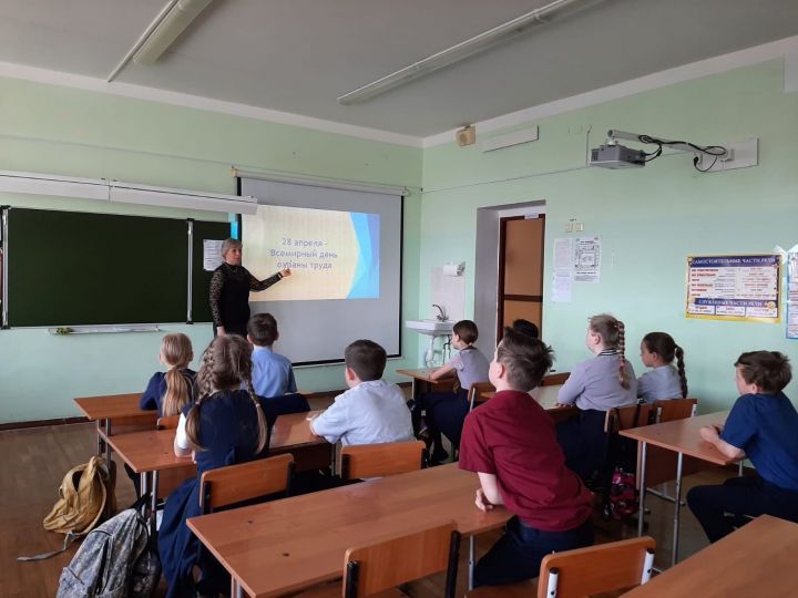 В Болгарской средней школе №2 проходят классные часы в рамках двухмесячника охраны труда