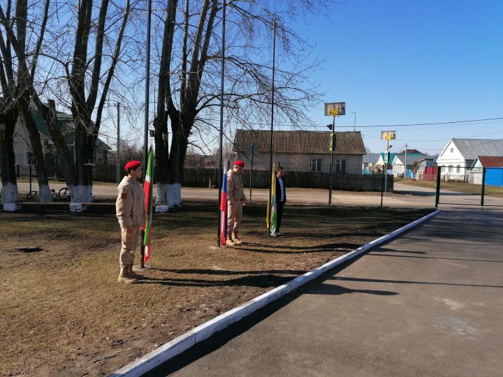 В первой городской школе новая четверть началась с подъёма флагов России и Татарстана