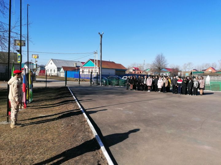 В первой городской школе новая четверть началась с подъёма флагов России и Татарстана