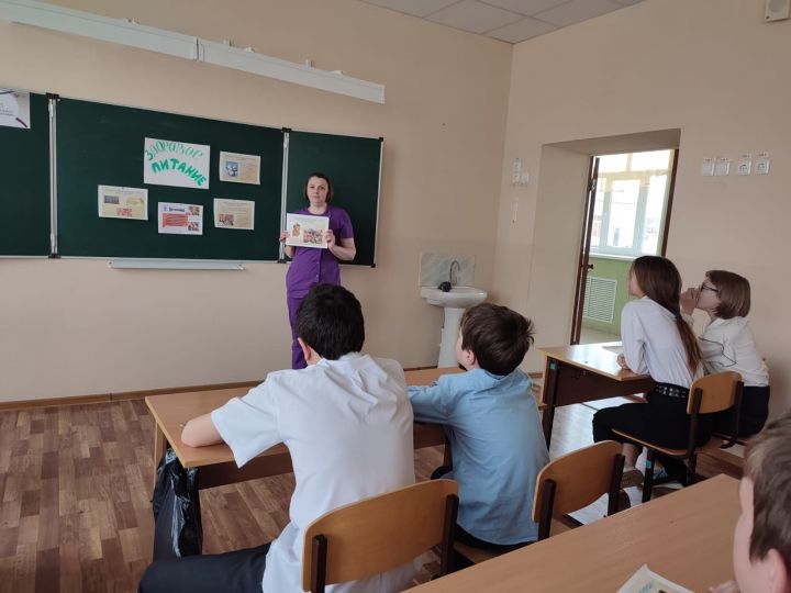 В Болгарской санаторной школе-интернате прошёл познавательный час «Азбука здорового питания»