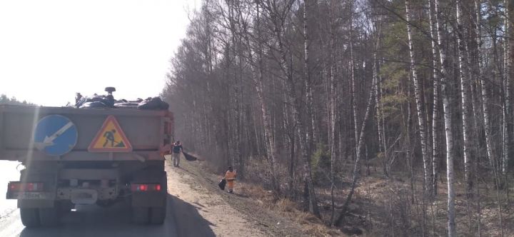 С обочин федеральных автодорог в Татарстане собрано более 500 кубометров мусора