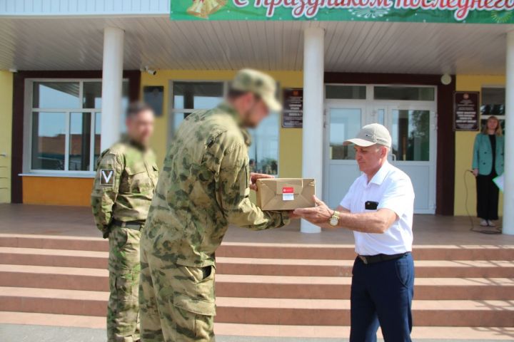 В первой городской школе учебная неделя началась с поднятия флагов