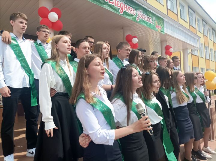 В Болгарской школе № 1 прозвенел последний звонок