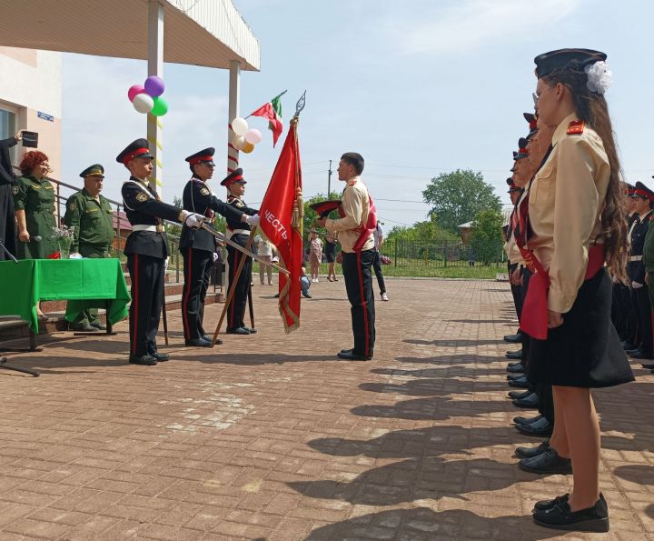 Кадеты Спасского района простились со Школьным знаменем
