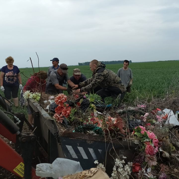 Жители Красного Вала убрались на кладбище