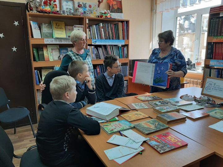 В Иж-Борискинской библиотеке прошёл экологический урок «По страницам Красной книги»