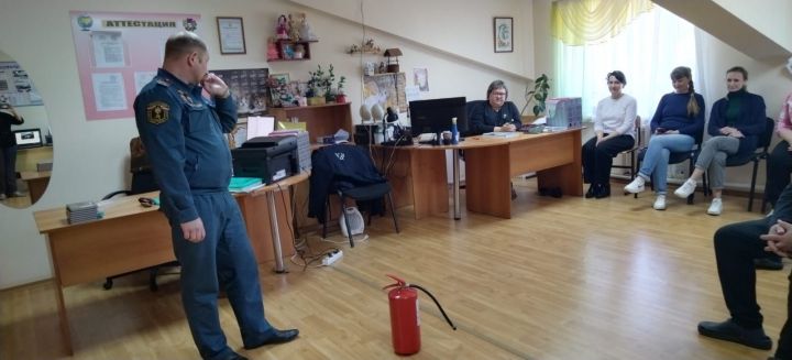 Сотрудники Дома детского творчества встретились с Государственным инспектором по пожарному надзору
