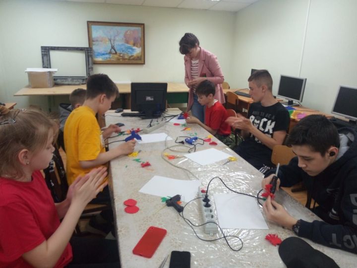 В объединении «Школа цифрового творчества» провели мастер-класс «Красная гвоздика»
