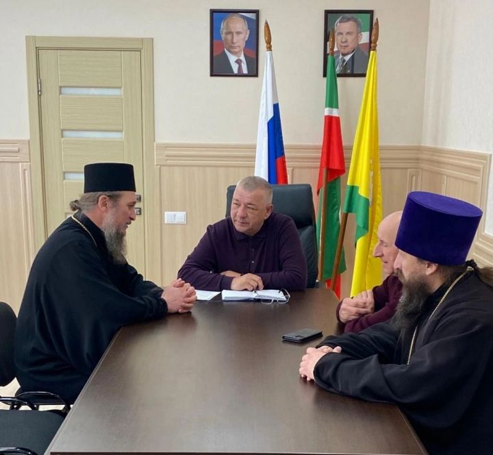 Владыка Пахомий встретился с главой Спасского района Фаргатом Мухаметовым