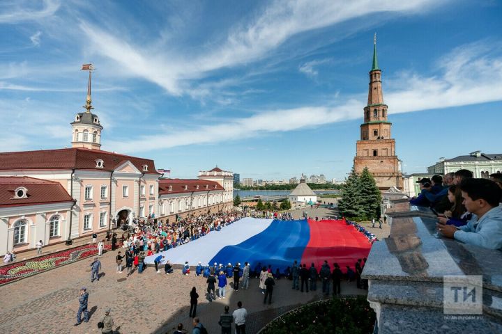 Жители Казани развернули самый большой флаг России в Татарстане