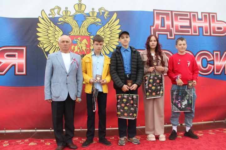 В Болгаре вручили паспорта молодым гражданам