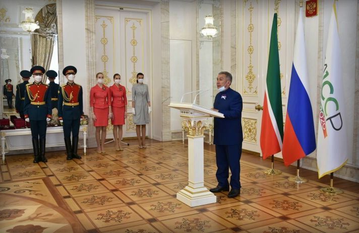 Раис Татарстана Рустам Минниханов наградил самых отличившихся жителей республики