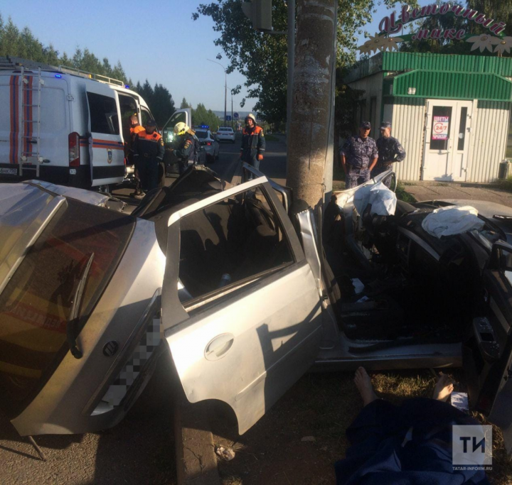В Татарстане водитель погиб, врезавшись на большой скорости в столб