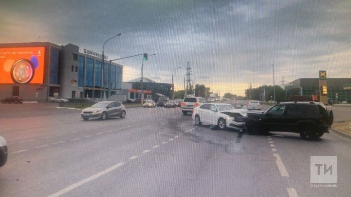 В столкновении двух авто в Казани пострадали три человека