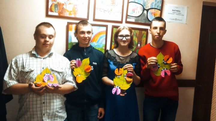 Получатели соцуслуг из группы дневного пребывания научились создавать объёмную аппликацию из цветной бумаги