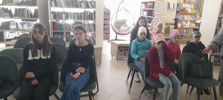 Центральную библиотеку Болгара посетили учащиеся из Иске-Рязяпа