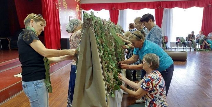 Сотрудники районного Дома культуры начали изготовку маскировочных сетей