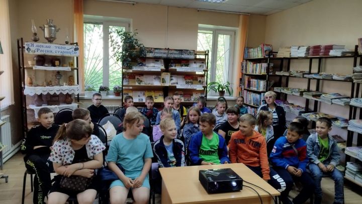 В преддверии Дня России в детской библиотеке Болгара состоялся час Отечества «Светла от берёз Россия»