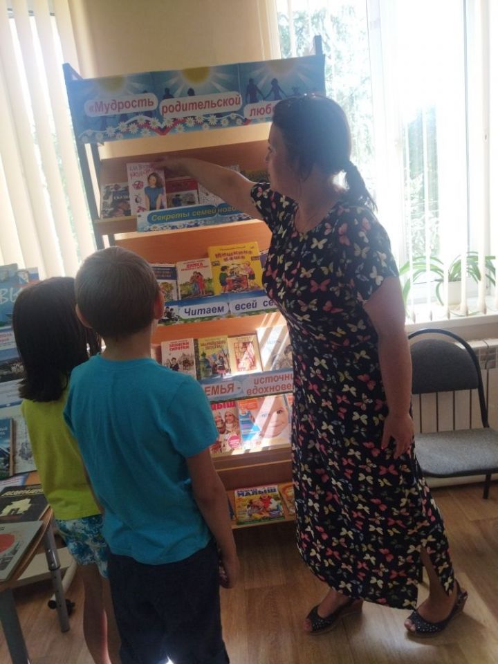 В детской библиотеке Болгара открылась книжная выставка-признание «Мудрость родительской любви»