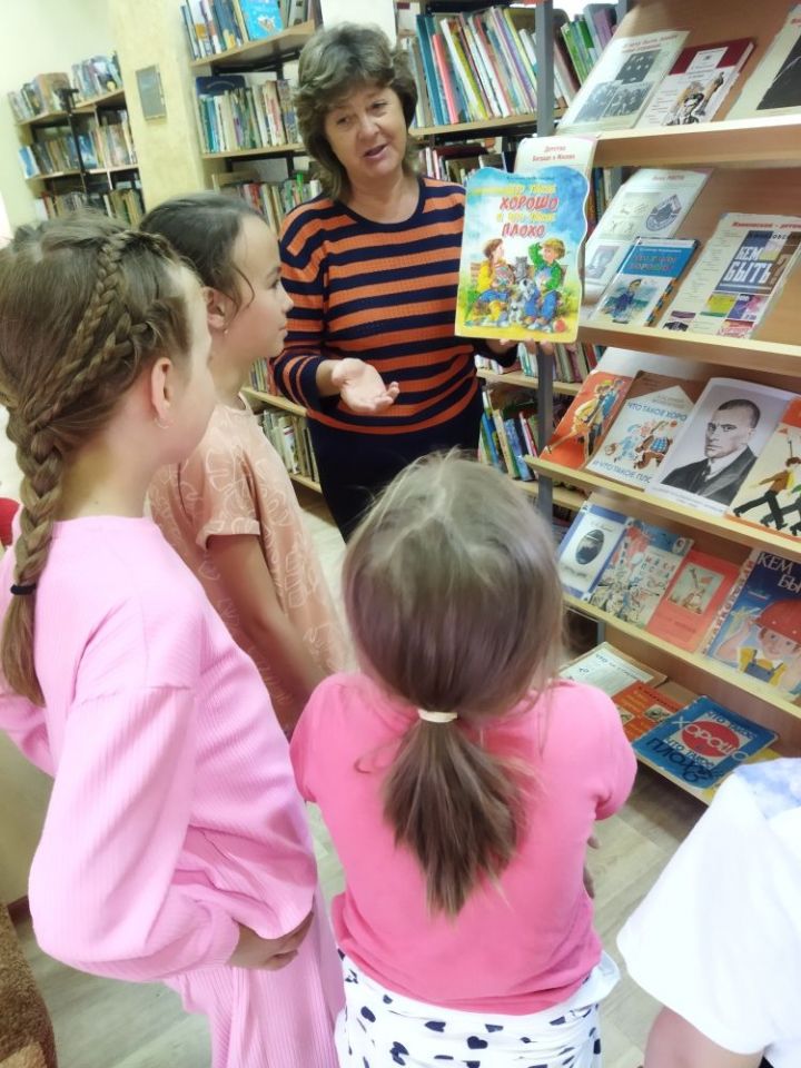 В детской библиотеке представлена книжная выставка-портрет «Маяковский -  поэт и гражданин»