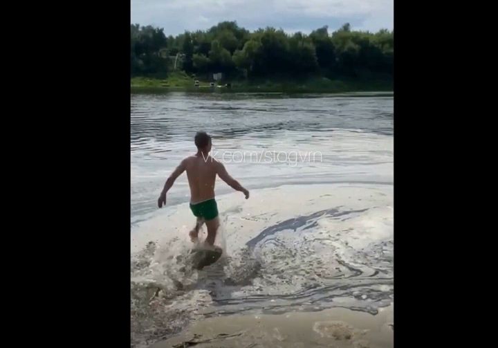Пользователи сети поблагодарили героев видео о спасении тонущего ребёнка