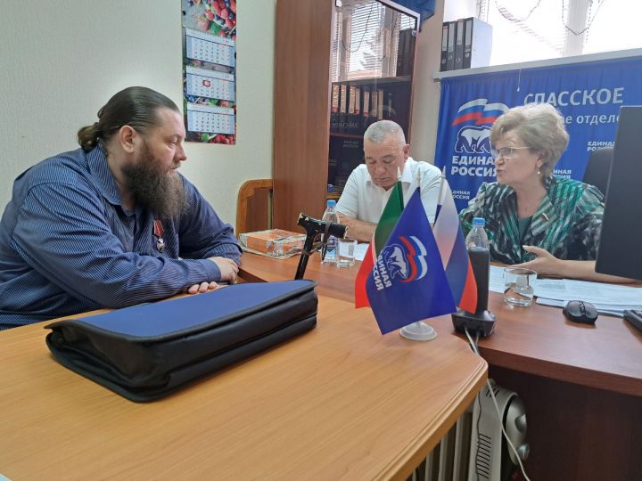 Татьяна Ларионова и Фаргат Мухаметов провели личный приём граждан в Спасском районе