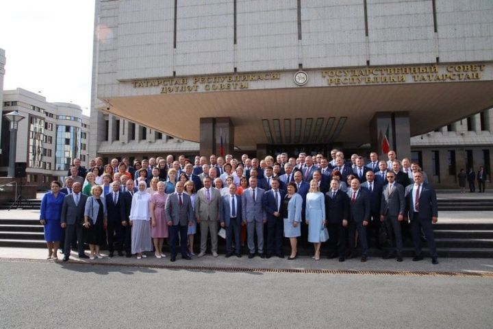 Глава Спасского района Фаргат Мухаметов и начальник отдела образования Александр Ермилин получили ключи от нового автомобиля