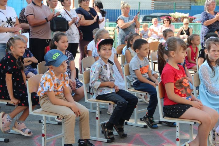 В первой городской школе прошла традиционная благотворительная акция «Помоги собраться в школу»
