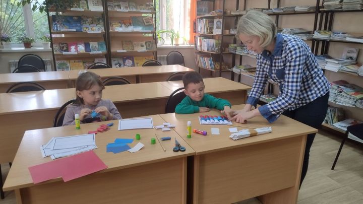 В детской библиотеке Болгара провели мастер- класс «Флаг моей Родины»