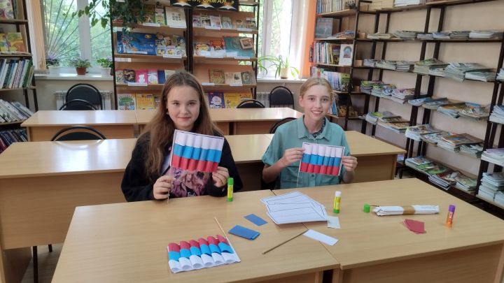 В детской библиотеке Болгара провели мастер- класс «Флаг моей Родины»