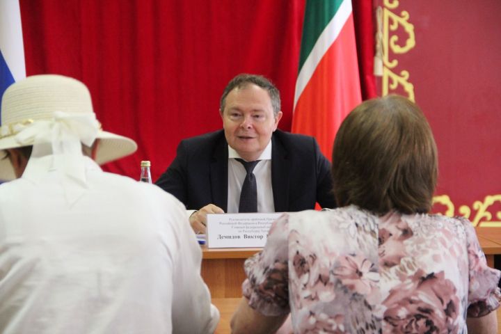 В Болгаре провёл приём граждан Главный федеральный инспектор по РТ Виктор Демидов