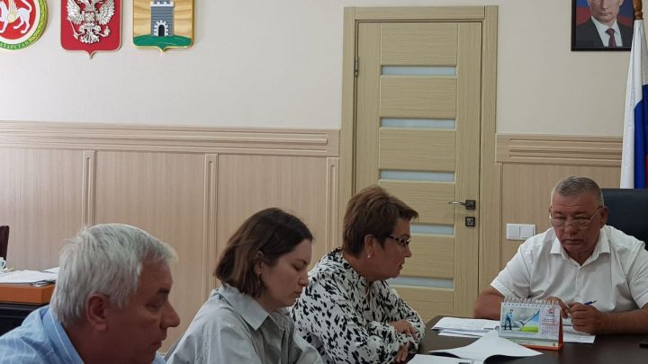 Глава Спасского района Фаргат Мухаметов вместе с Уполномоченной по правам человека в Республике Татарстан Сариёй Сабурской провели заседание