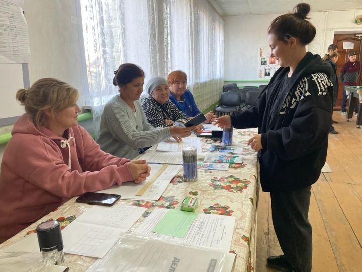 На избирательном участке в деревне Урняк проголосовал молодой избиратель