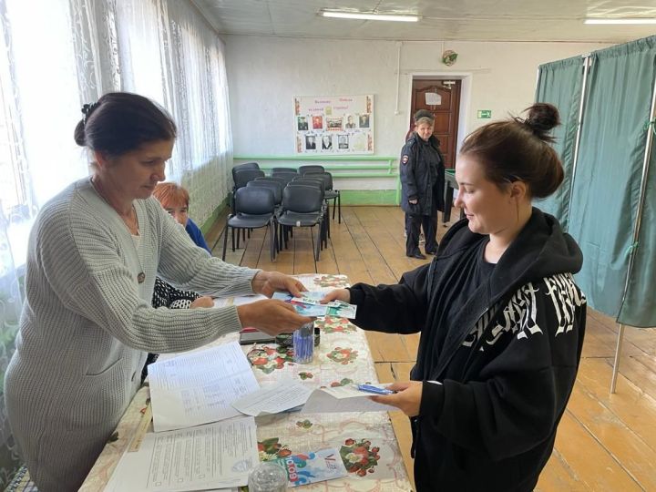 На избирательном участке в деревне Урняк проголосовал молодой избиратель