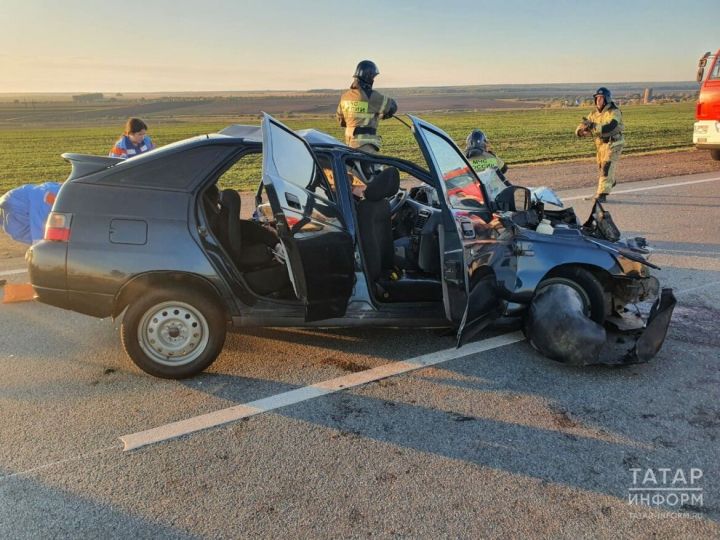 В Татарстане легковой автомобиль столкнулся с автобусом