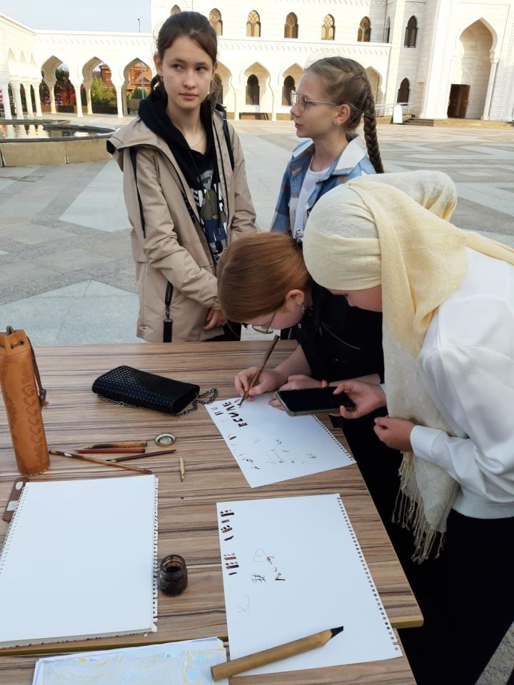 Учащиеся и преподаватели Болгарской школы искусств приняли участие в мастер-классе по каллиграфии