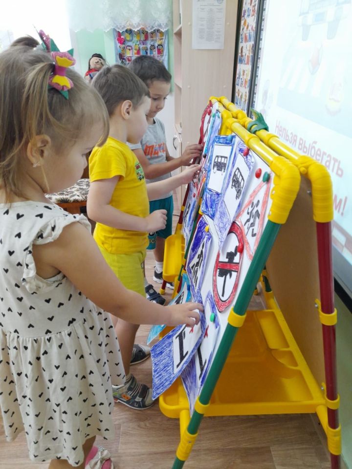 В детском саду « Колосок» прошло познавательное мероприятие «Азбука дорожного движения»