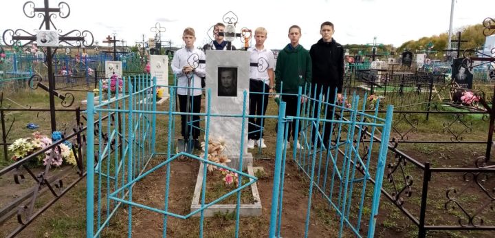 На ветеранских могилах в селе Ким провели уборку