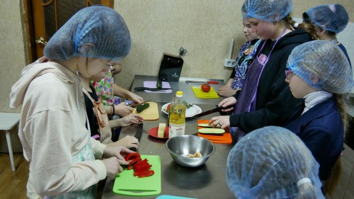 Состоялись первые занятия кружков проекта «Кухня и мастерская Хозяюшки»