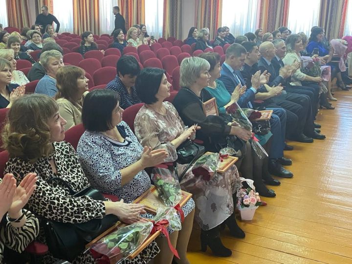 В Болгарской второй школе состоялась церемония награждения педагогов и воспитателей