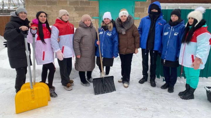 Молодёжь Татарстана помогает населению в борьбе со снегопадом