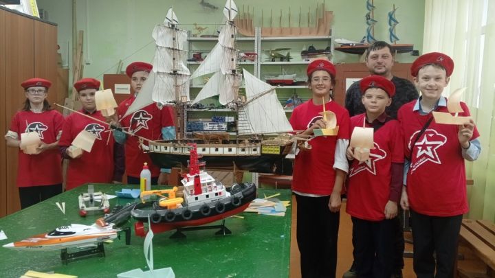Юнармейцев в Болгаре научили делать корабли